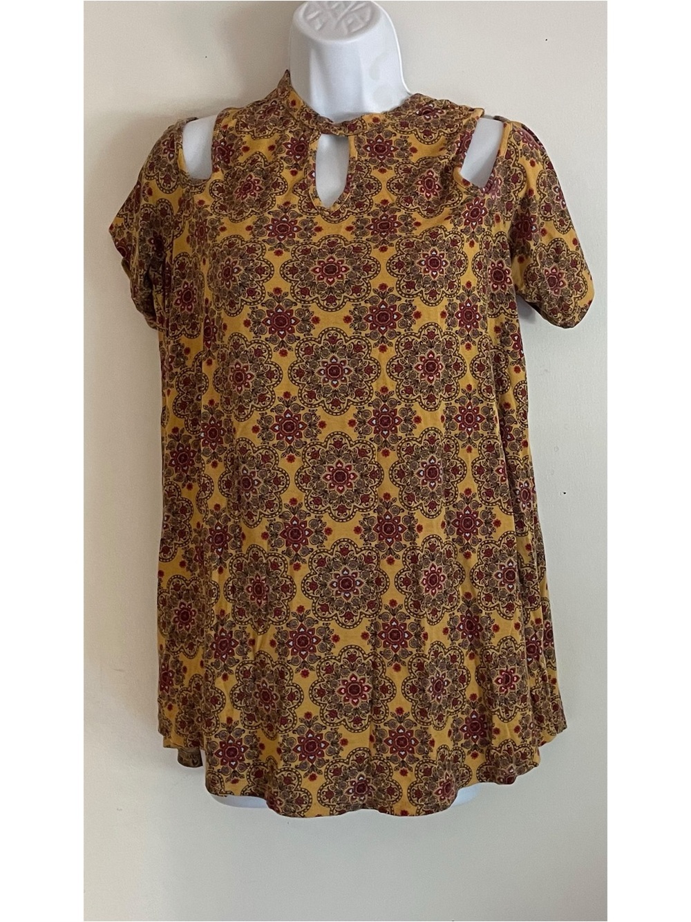 Wallpapher mandala print keyhole top with cold-shoulder cutouts.
